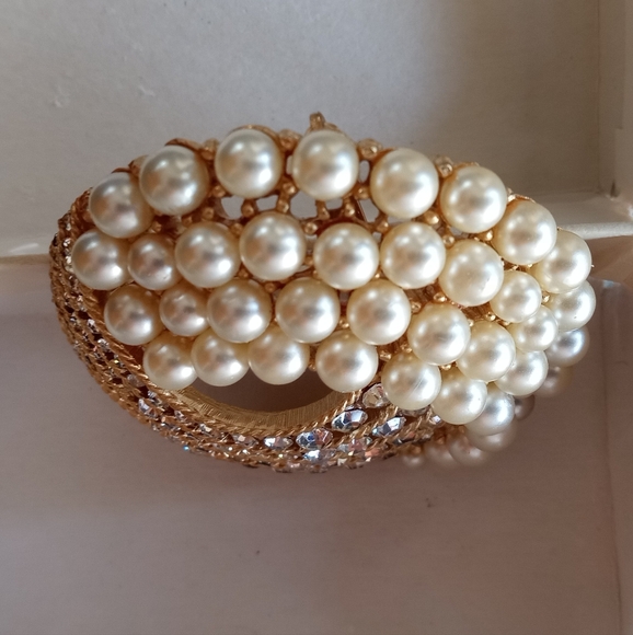 Trifari Crown Gold Tone Faux Pearls Rhinestones Vintage 1960's Brooch - Picture 8 of 16